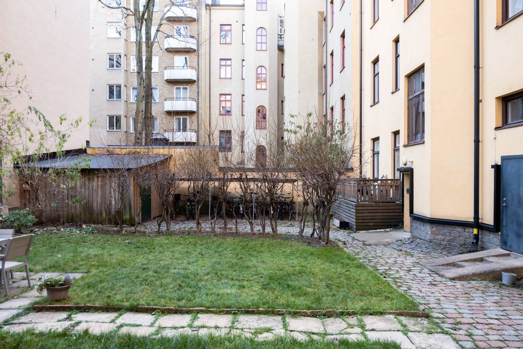 21. Omlaggning av Gatusten Entre BRF Huddinge Fullersta